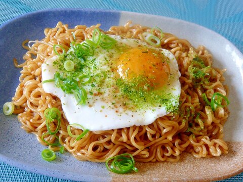 ♥インスタントをより美味しく！　目玉乗せ焼きそば♥